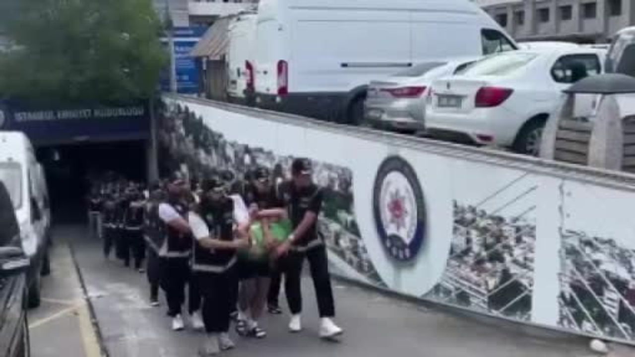 İstanbul ve Bursa’da düzenlenen operasyonda gözaltına alınan çete üyeleri adliyeye...