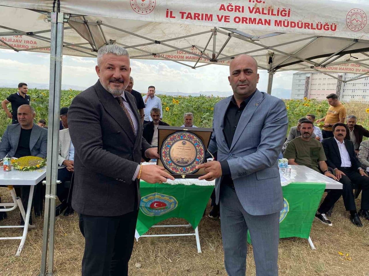PROJEYE DESTEK VEREN İŞ İNSANI AZAD MEDENİ KAHRAMAN (SOLDA), AĞRI ZİRAAT ODASI BAŞKANI ÖMER YILDIZ...