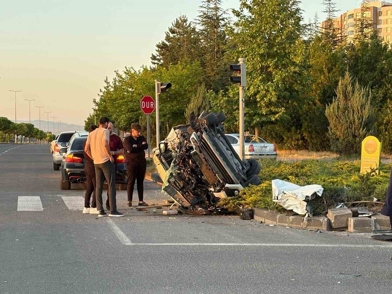 KAYSERİ’NİN MELİKGAZİ İLÇESİNDE OTOMOBİLLE HAFİF TİCARİ ARACIN ÇARPIŞTIĞI KAZADA, 4 KİŞİ...