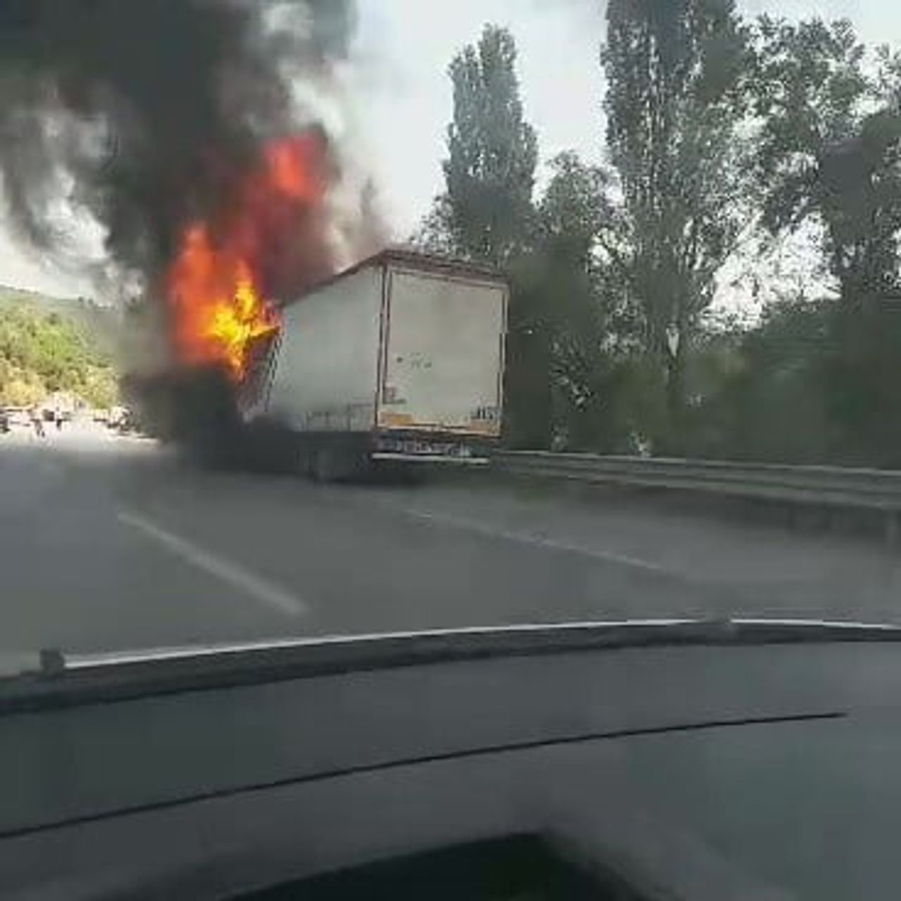 BURSA'DA YALOVA YOLU ÜZERİNDE SEYİR HALİNDEKİ BİR TIRDA ÇIKAN YANGIN PANİĞE NEDEN OLDU. KISA...