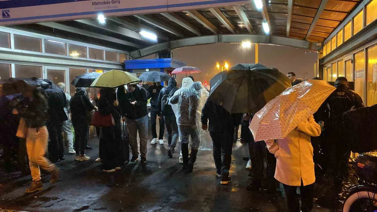 İSTANBUL'DA ETKİLİ OLAN YAĞIŞ SONRASI PERPA METROBÜS VE OTOBÜS DURAKLARINDA YAŞANAN YOĞUNLUK...