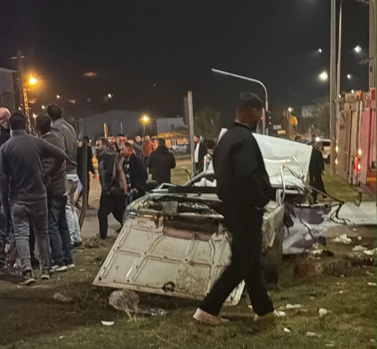 VAN’IN GEVAŞ İLÇESİNDE YAKIT TANKERİ İLE OTOMOBİLİN ÇARPIŞMASI SONUCU MEYDANA GELEN TRAFİK...