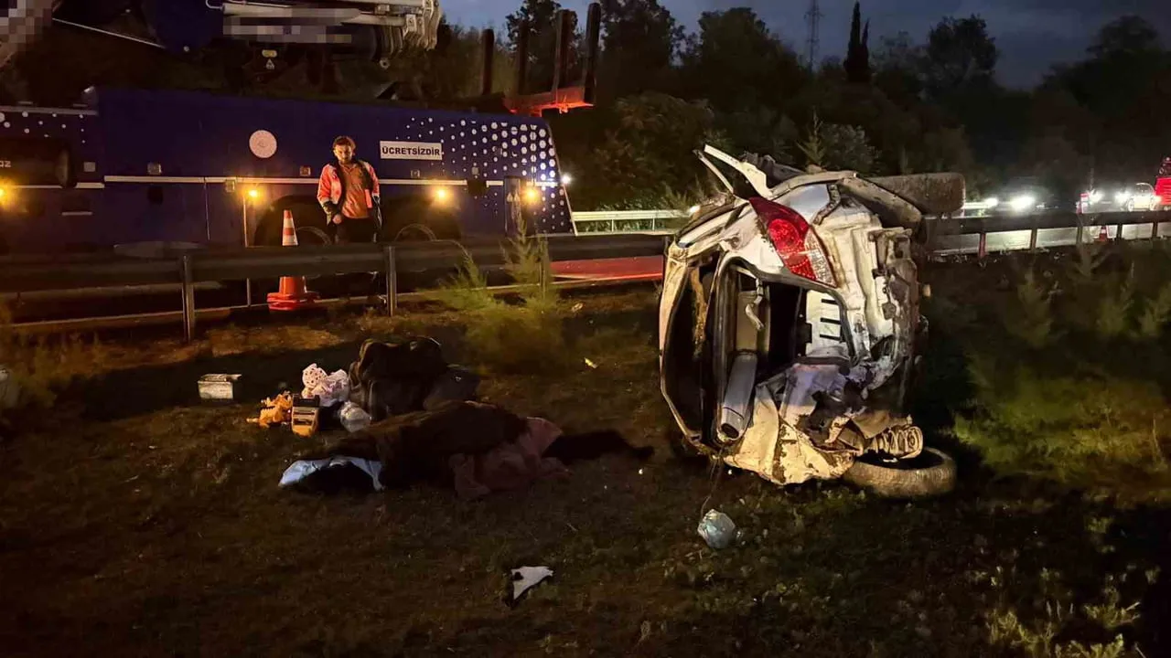 ANADOLU OTOYOLU SAKARYA GEÇİŞİNDE KONTROLDEN ÇIKAN OTOMOBİL DEVRİLDİ, ARAÇTA BULUNAN 5 KİŞİDEN 1'İ...
