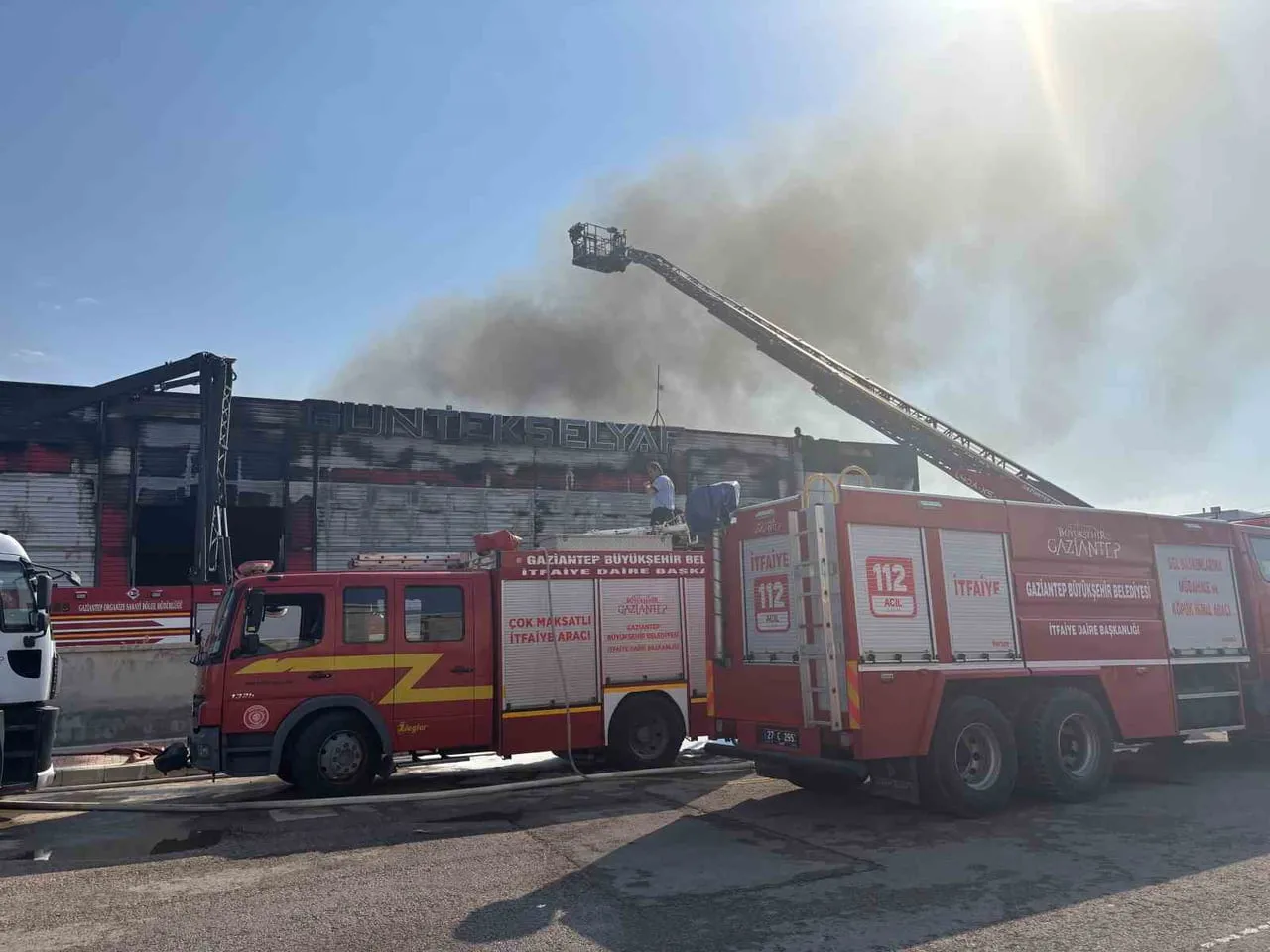 GAZİANTEP'TE ELYAF FABRİKASINDA ÇIKAN YANGIN, İTFAİYE EKİPLERİNCE ALINARAK SÖNDÜRÜLDÜ.