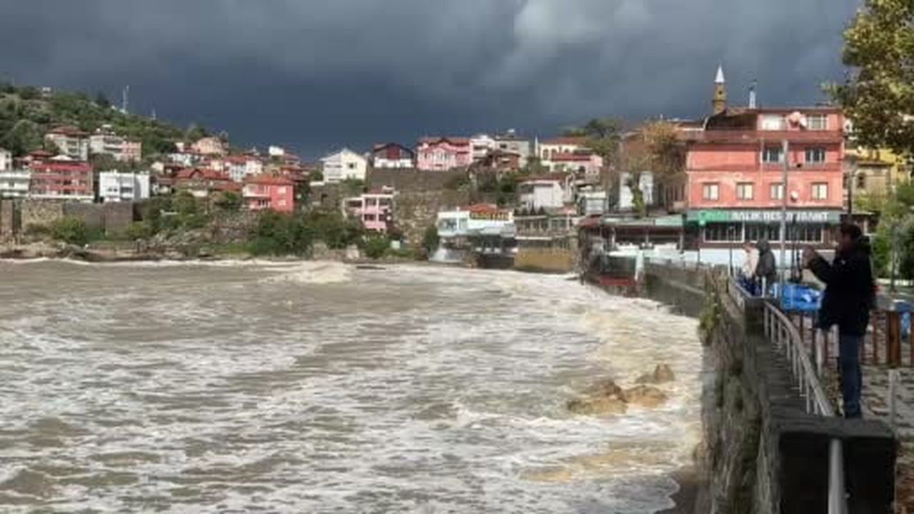 Karadeniz'in rengi kahverengiye dönüştü
