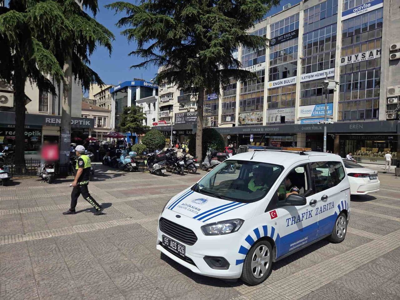 SAMSUN’DA ZABITA EKİPLERİ, CUMHURİYET MEYDANI ÜZERİNE PARK EDEN OTOMOBİL VE MOTOSİKLETLERE YÖNELİK...