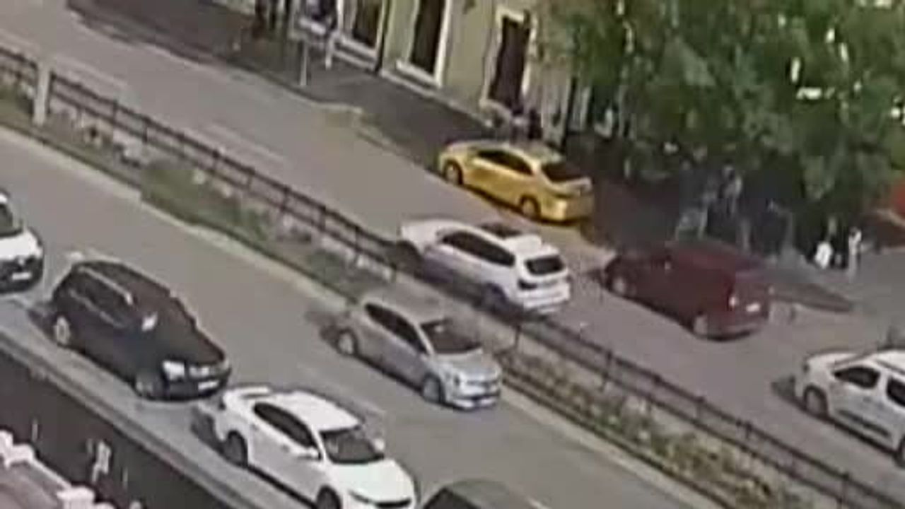 Önüne çıkan hafif ticari araçtan kaçarken refüjü aşıp karşı şeride savruldu: Kaza anı...