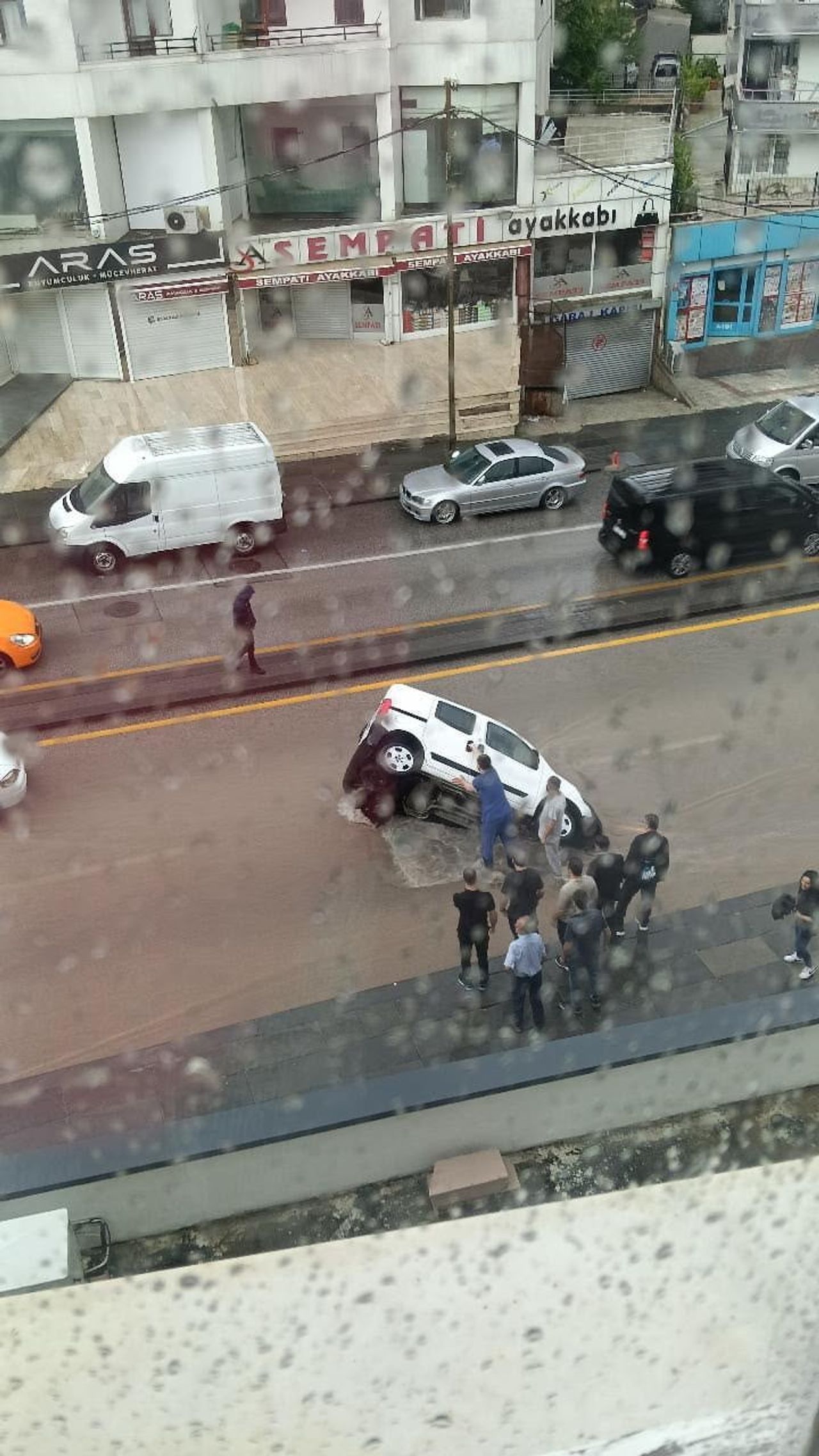 MAMAK'TA YOL ÇÖKERKEN BİR HAFİF TİCARİ ARAÇ ÇUKURA DÜŞTÜ