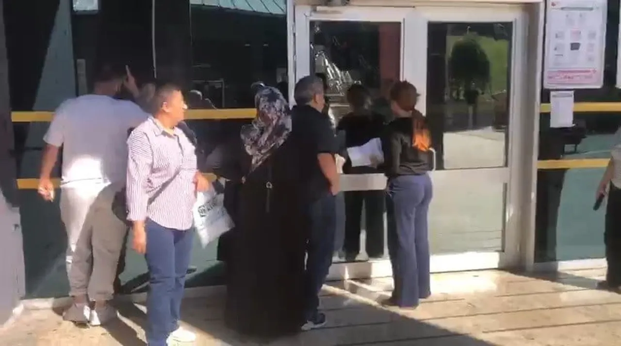 KARABÜK'TE KAMU PERSONEL SEÇME SINAVI'NA (KPSS) GİRMEK İÇİN SINAV MERKEZİNE GELEN GENÇ KIZ...
