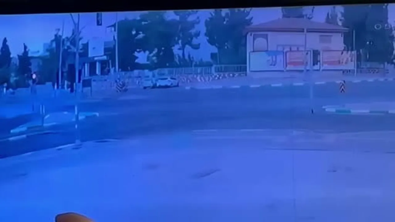 Refüjdeki ağaca çarparak devrilen motosikletin sürücüsü hayatını kaybetti