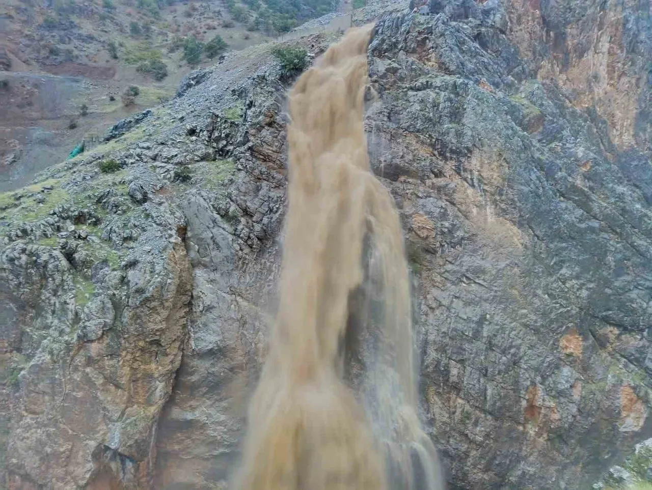 MALATYA'DA METEOROLOJİNİN UYARISININ ARDINDAN ETKİLİ OLAN SAĞANAK YAĞIŞ, KIRSAL BÖLGELERDE...
