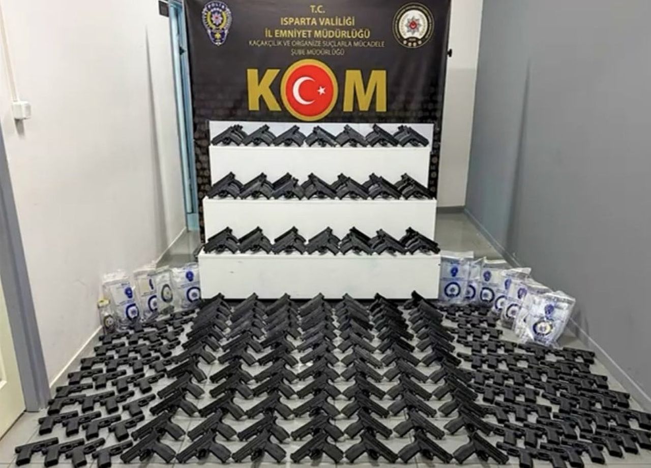 ELE GEÇİRİLEN SİLAHLARIN SERGİLENMESİ