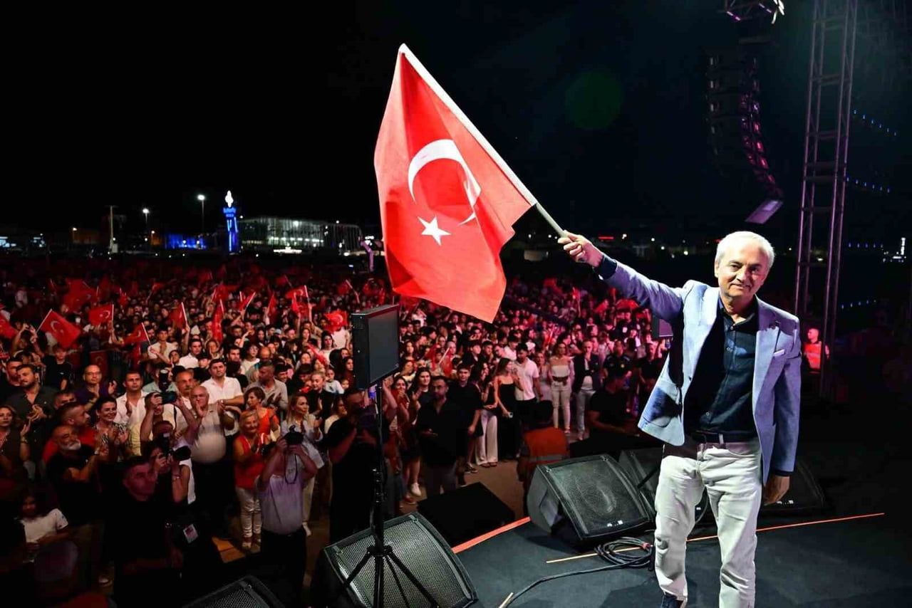 ELLERDE AY YILDIZLI TÜRK BAYRAKLARI, DİLLERDE İSE MARŞLARLA UNUTULMAZ BİR ZAFER GECESİ...