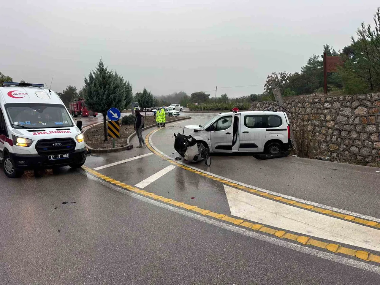 ÇANAKKALE’NİN AYVACIK İLÇESİNDE YAĞIŞLI HAVA SEBEBİYLE TAKLA ATAN HAFİF TİCARİ ARAÇTAKİ SÜRÜCÜ...