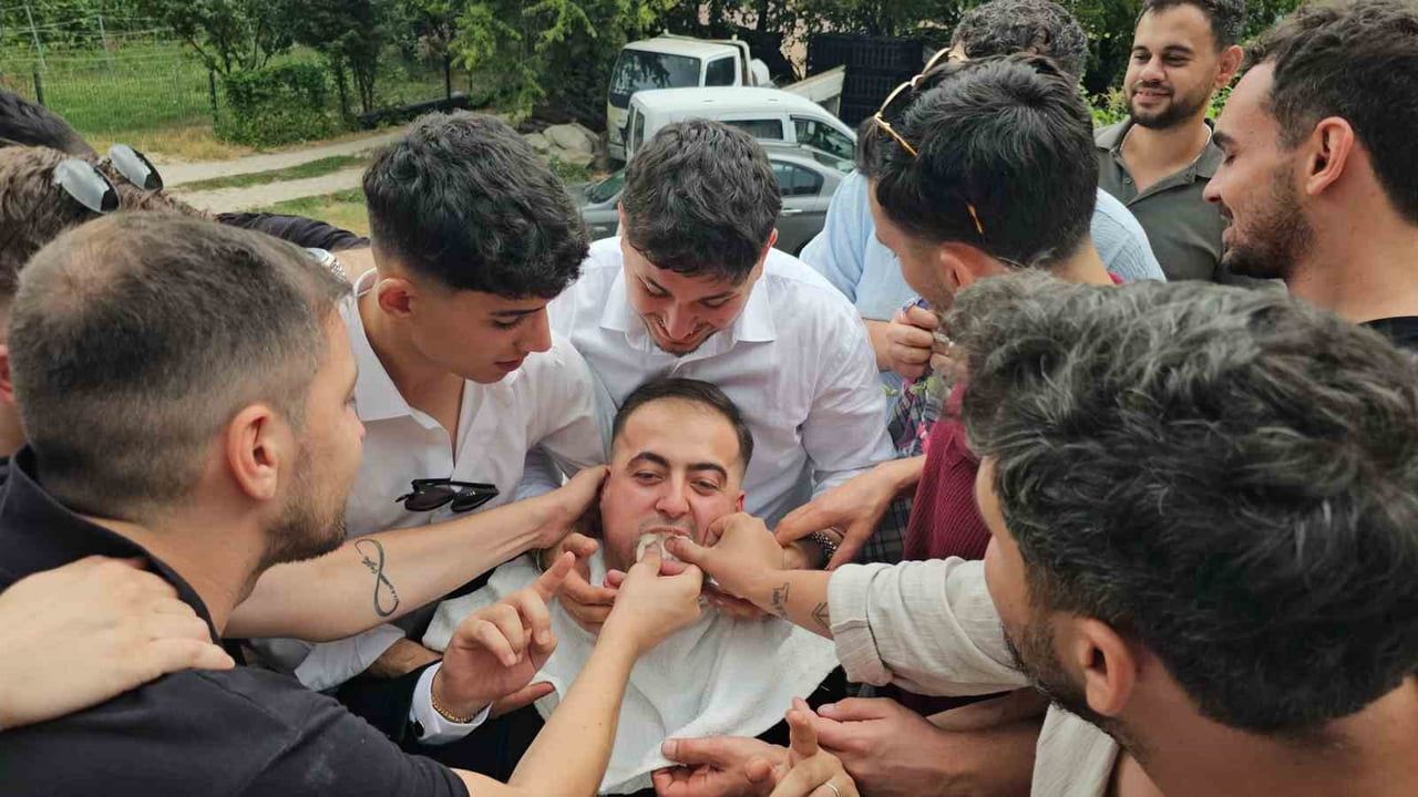 BURSA’DA ASIRLARDIR YAŞATILAN DÜĞÜN GELENEĞİNDE DAMAT YOLUN ORTASINDA KAHVE PİŞİRDİ, GELİN ARABASI...
