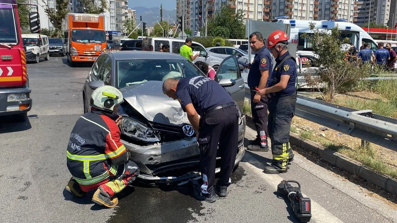 AYDIN'IN EFELER İLÇESİNDE İKİ OTOMOBİLİN ÇARPIŞMASI SONUCU MEYDANA GELEN TRAFİK KAZASINDA 1'İ...