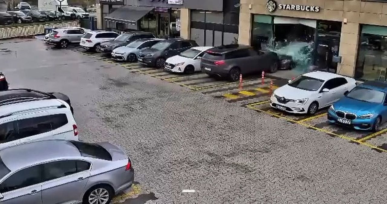 ÇEKMEKÖY İLÇESİNDE ALIŞVERİŞ MERKEZİ OTOPARKINDA KONTROLDEN ÇIKAN BİR CİP, ÇARPTIĞI OTOMOBİLLE...