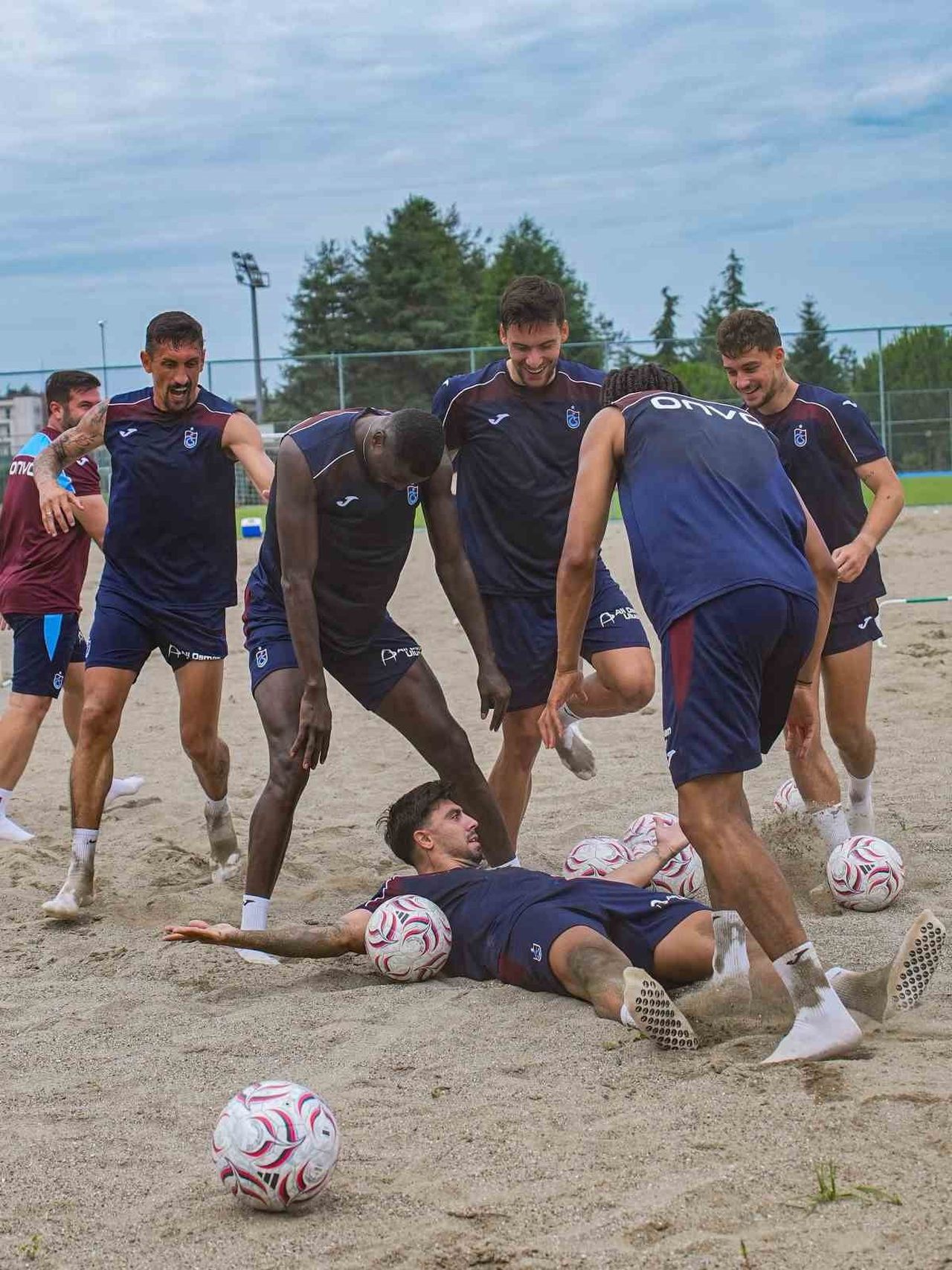 TRABZONSPOR, YENİ SEZON HAZIRLIKLARINI GÜNÜN İLK ANTRENMANIYLA SÜRDÜRDÜ. BORDO-MAVİLİLERİN, KUMDA...