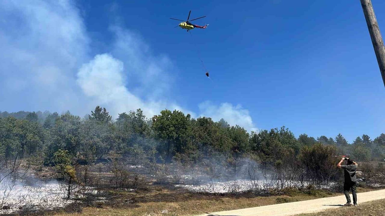 KARABÜK'ÜN EFLANİ İLÇESİNDE ÇIKAN ORMAN YANGININA HELİKOPTER VE ARAZÖZLERLE MÜDAHALE EDİLEREK...
