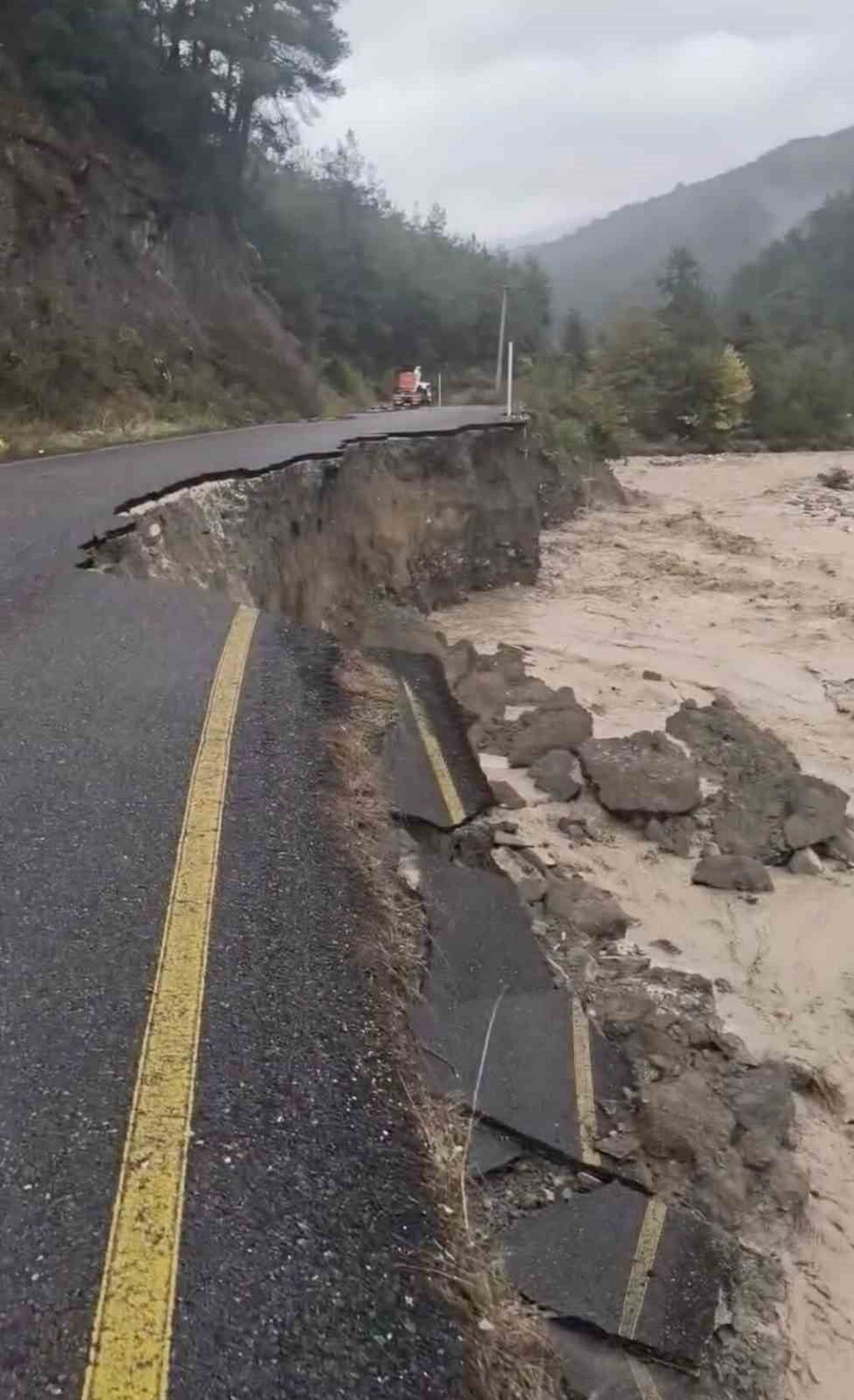 SAKARYA’NIN GEYVE İLÇESİNDE ETKİLİ OLAN KUVVETLİ SAĞANAK SONRASI TAŞMA NOKTASINA GELEN KARAÇAY...
