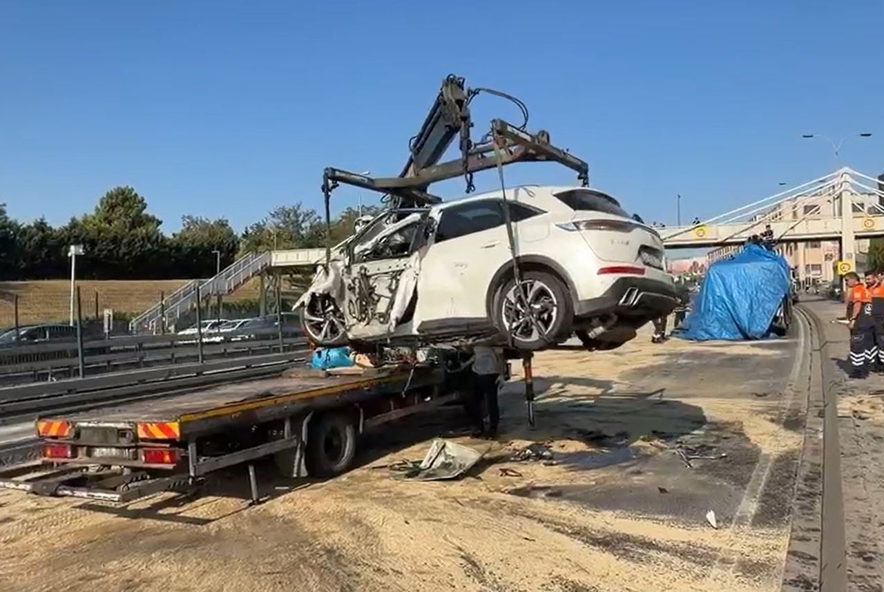 KÜÇÜKÇEKMECE'DE D-100 KARAYOLU'NDA OTOMOBİL İETT OTOBÜSÜNE ARKADAN ÇARPTI. KAZADA OTOMOBİLDE...
