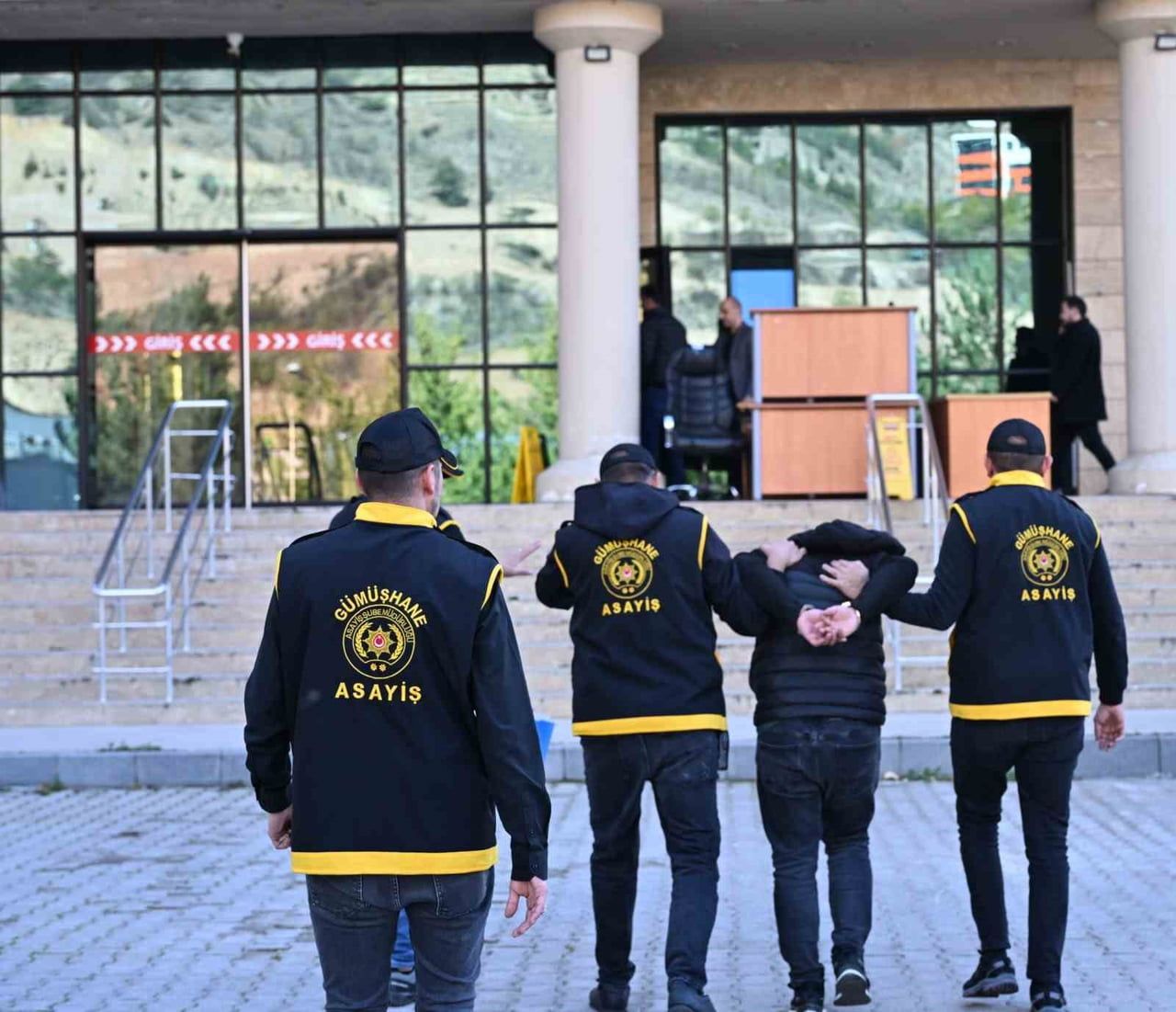 GÜMÜŞHANE’DE AYNI APARTMANDA BULUNAN İKİ AYRI EVDEN ALTIN VE PARA ÇALINDI. OLAYLA İLGİLİ YÜRÜTÜLEN...