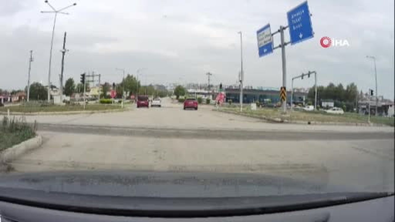 Kırmızı ışıkta kavşağa dalan tır otomobile böyle çarptı: 2 yaralı
