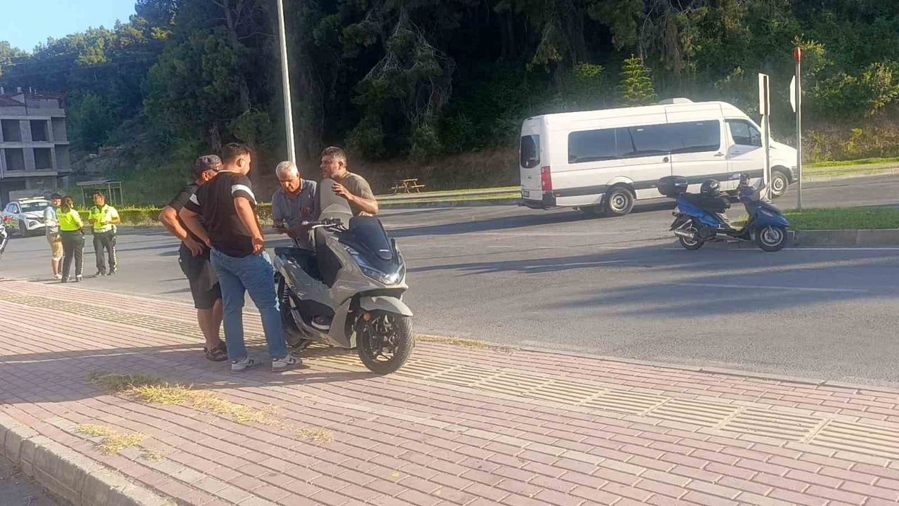 MANAVGAT'TA İKİ MOTOSİKLETİN ÇARPIŞMASI SONUCU 2 SÜRÜCÜ YARALANDI