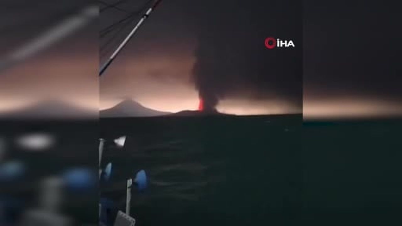 Endonezya'da Anak Krakatau Yanardağı'nda art arda meydana gelen patlamalar nedeniyle 7 havalimanı...