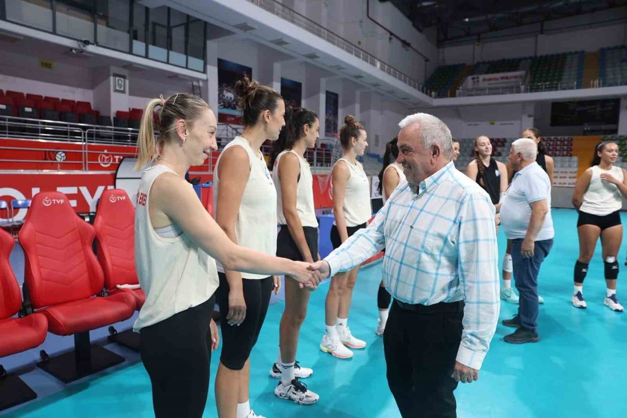 NİLÜFER BELEDİYE BAŞKANI ŞADİ ÖZDEMİR, OYUNCULAR VE TEKNİK EKİBE YENİ SEZONDA BAŞARILAR...