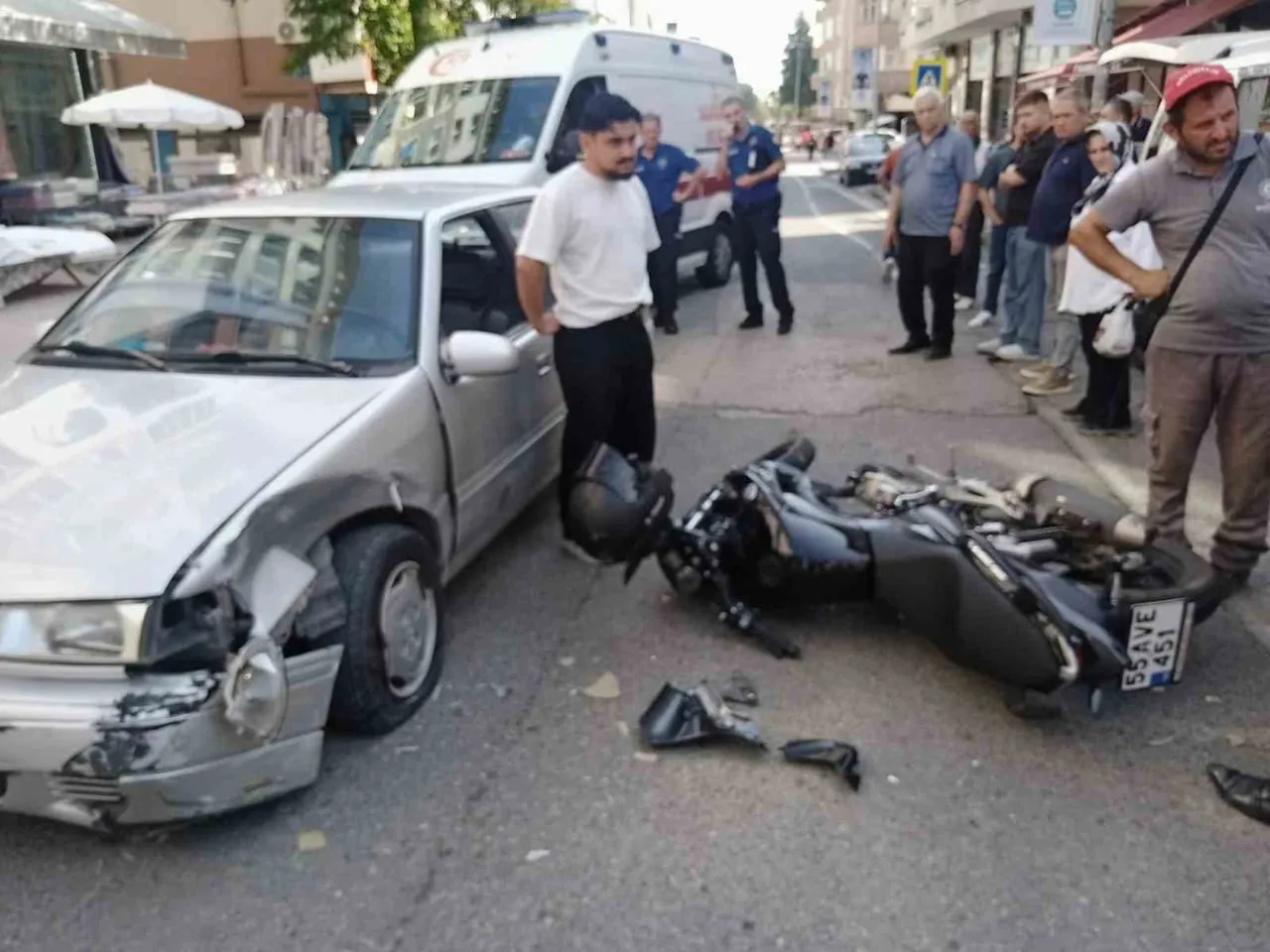SAMSUN’DA MOTOSİKLET İLE OTOMOBİLİN ÇARPIŞTIĞI KAZADA YARALANAN 17 YAŞINDAKİ SÜRÜCÜYÜ, KAFASINDAKİ...