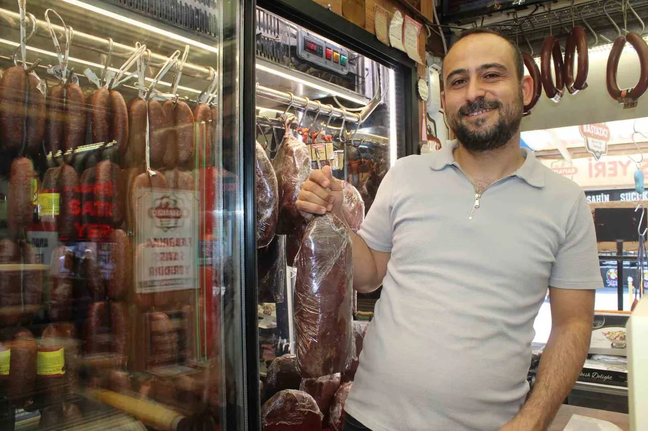 KAYSERİLİ PASTIRMACI YASİN GÜZEL; GURBETÇİLERİN VATANLARINA DÖNMESİYLE SON BİRKAÇ AYDIR BİR...
