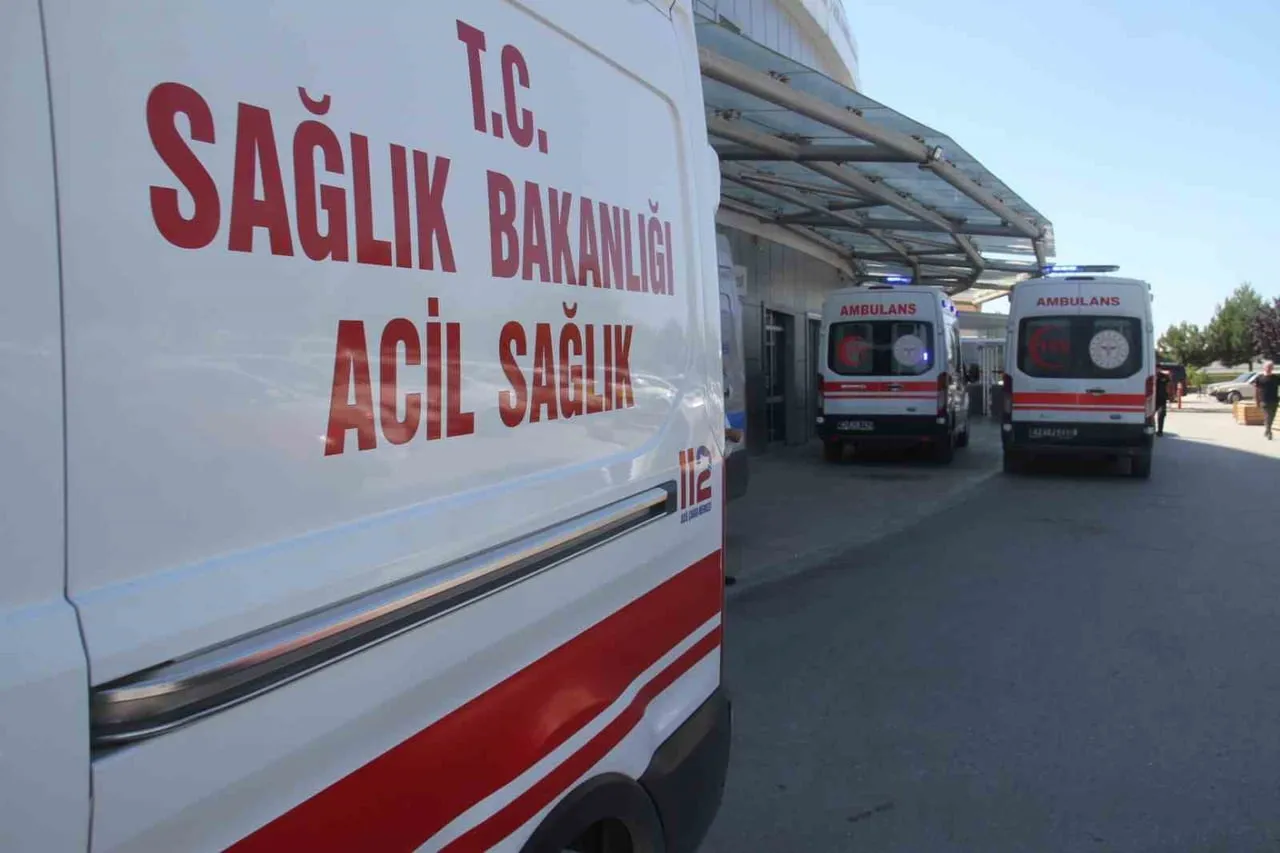 YARALILAR, SAĞLIK EKİPLERİNİN İLK MÜDAHALESİNİN ARDINDAN AMBULANSLARLA BEYŞEHİR DEVLET...