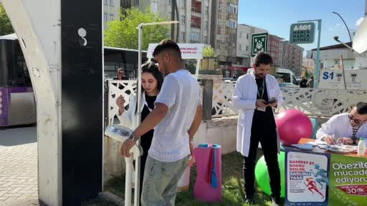 Yüksekova'da parklar sağlık sahnesine dönüştü
