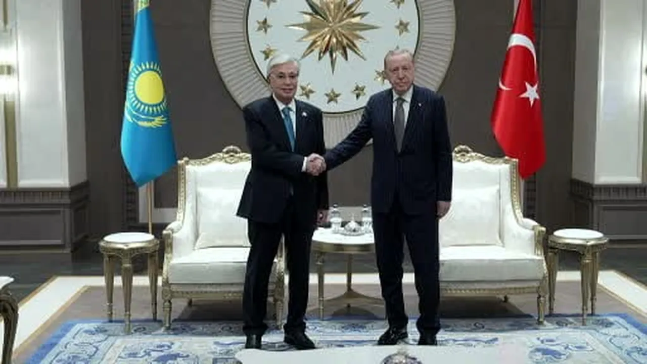 Cumhurbaşkanı Erdoğan, Kazakistan Cumhurbaşkanı Tokayev’i havalimanında karşıladı