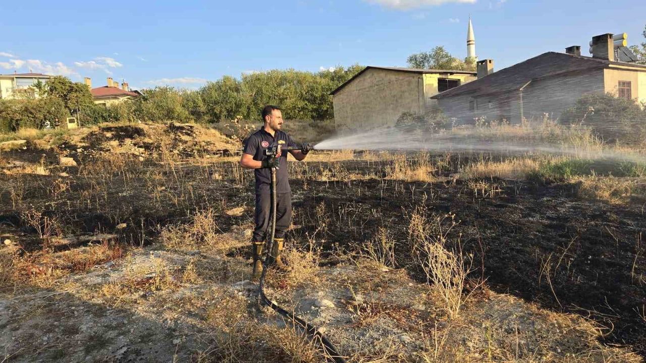 VAN'IN EDREMİT İLÇESİNDE ÇIKAN ÖRTÜ ÜSTÜ YANGIN, İTFAİYE EKİPLERİ TARAFINDAN...