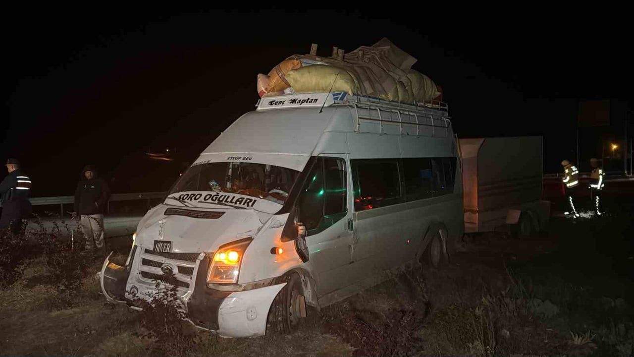 SİVAS’TA MEVSİMLİK İŞÇİLERİ TAŞIYAN MİNİBÜSLE OTOMOBİLİN ÇARPIŞMASI SONUCU MEYANA GELEN KAZADA 2...
