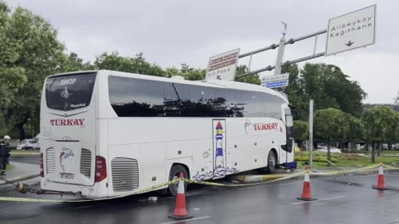 Eyüpsultan’da yolcu otobüsü otomobile çarptı: 30 yaralı
