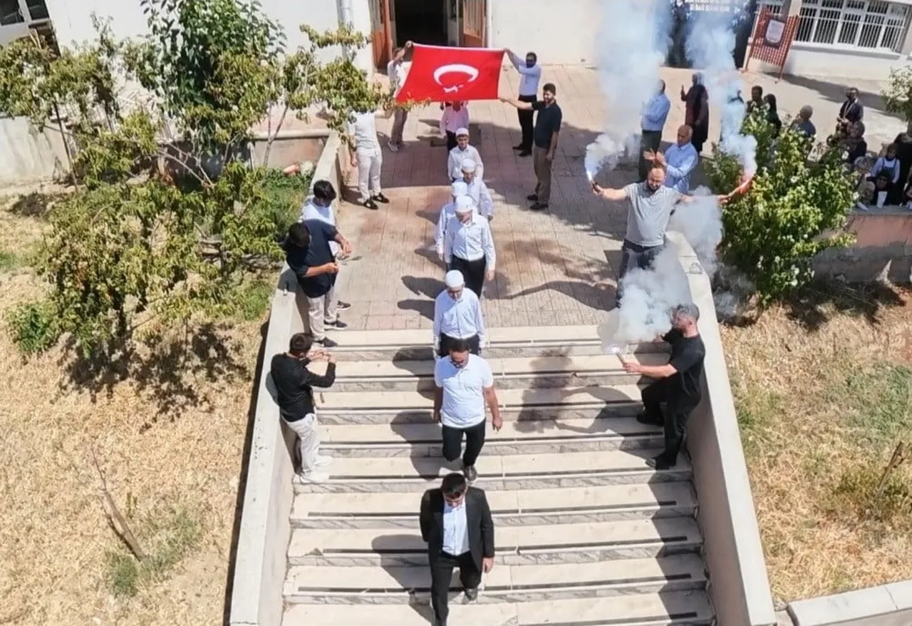 MEHMET ALBAYRAK HAFIZ İMAM HATİP ORTAOKULU'NDA HAFIZLIK EĞİTİMLERİNİ TAMAMLAYAN ÖĞRENCİLER İÇİN...
