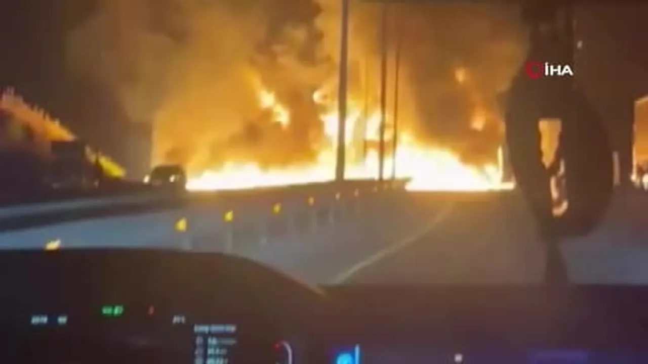 Kazakistan'ın Türkistan bölgesinde 22 ton sentetik yağ taşıyan bir TIR alev aldı. Yangında can...