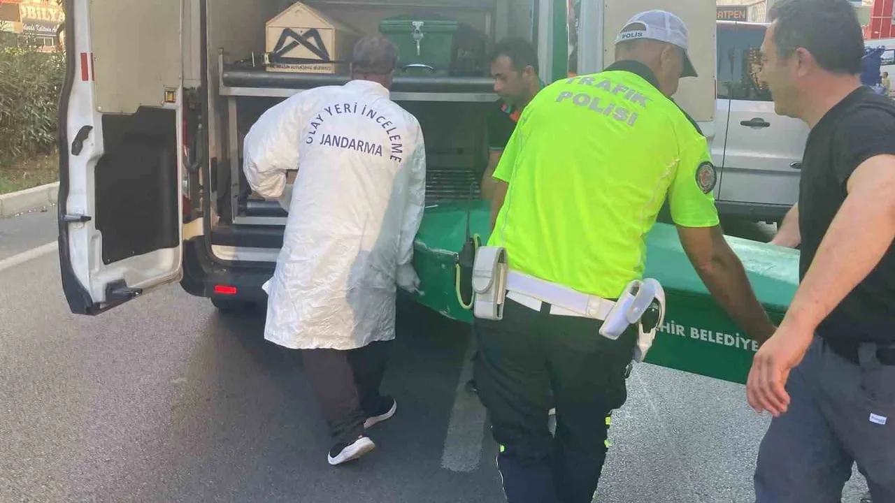 MERSİN'İN ERDEMLİ İLÇESİNDE TIR İLE ÇARPIŞIP SAVRULARAK KAMYONETE VURAN MOTOSİKLETİN SÜRÜCÜSÜ...