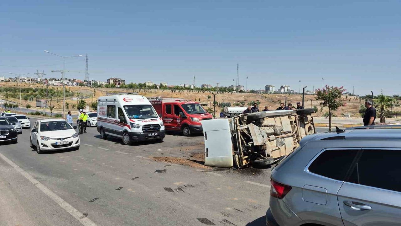 ADIYAMAN'DA OTOMOBİLİN REFÜJE ÇARPARAK TAKLA ATMASI SONUCU 1 KİŞİ YARALANDI.