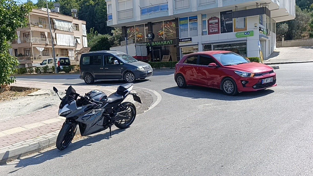 ANTALYA’NIN MANAVGAT İLÇESİNDE AYNI YÖNDE SEYREDEN MOTOSİKLET İLE OTOMOBİLİN ÇARPIŞMASI SONUCU...