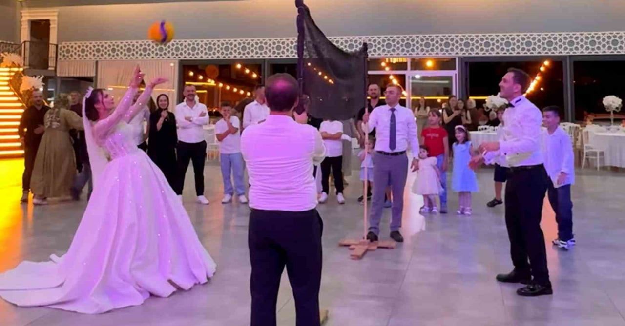 RİZE’DE VOLEYBOL OYNARKEN TANIŞAN ÇİFT DÜĞÜNLERİNDE DE SALONA FİLE KURARAK VOLEYBOL...