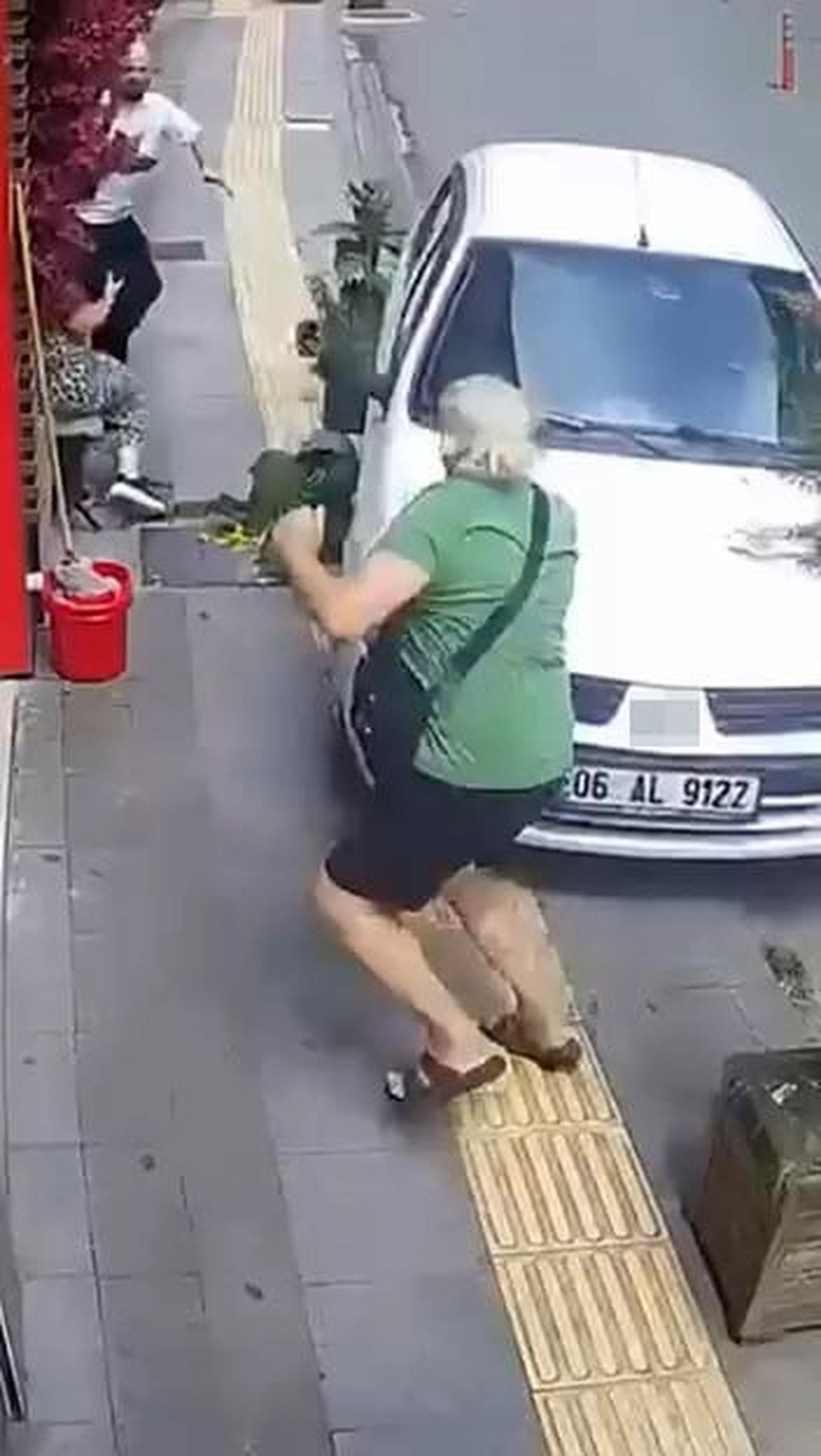YAYANIN SON ANDA KENARA ÇEKİLEREK EZİLMEKTEN KURTULDUĞU ANLAR GÜVENLİK KAMERASINA YANSIDI.