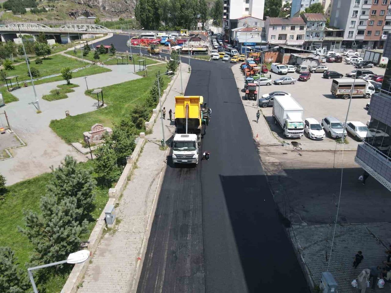 BELEDİYE EKİPLERİNİN SFALT ÇALIŞMALARI DRONE İLE GÖRÜNTÜLENDİ. (OLGUN...