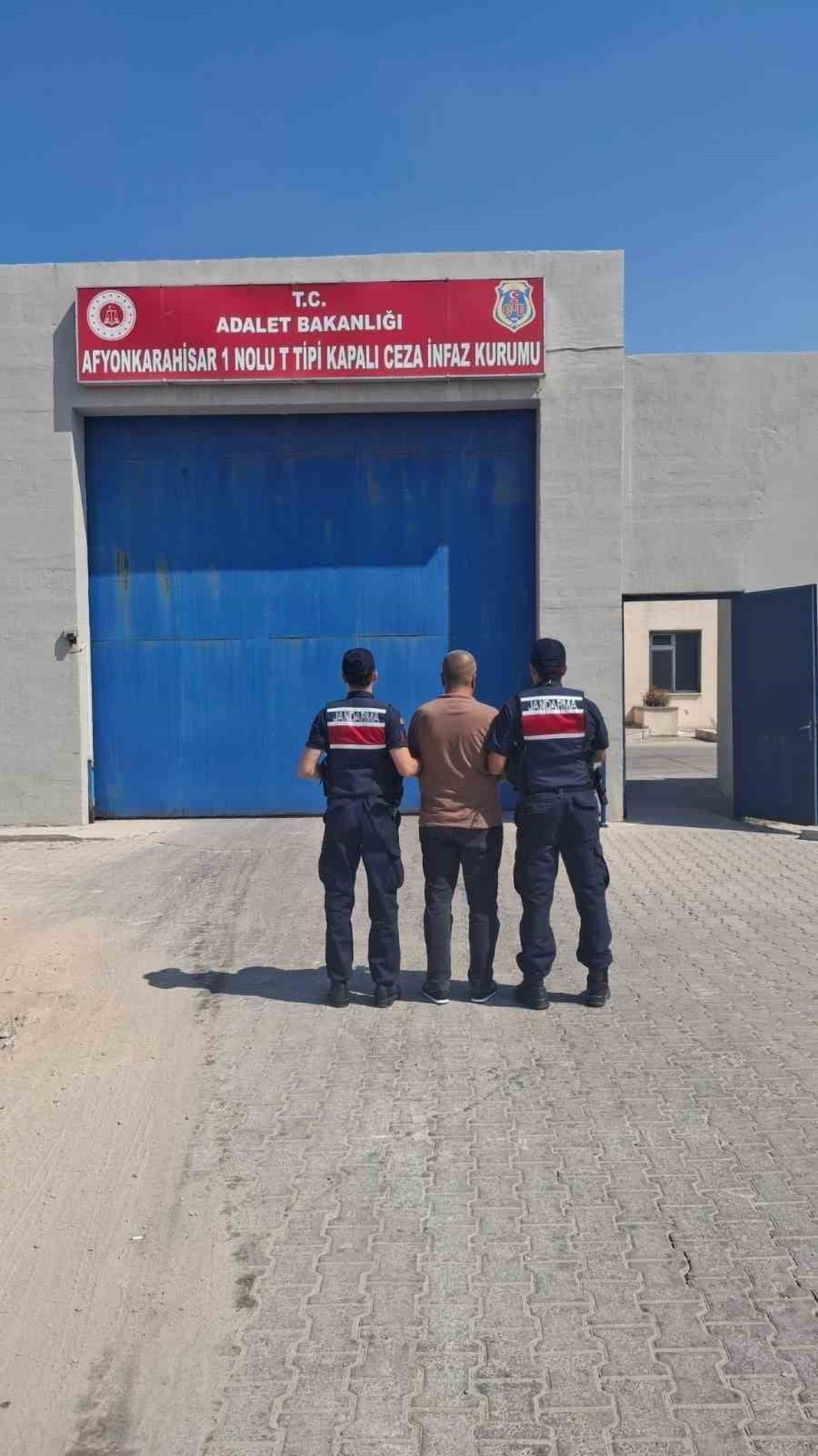 AFYONKARAHİSAR'DA JANDARMA TARAFINDAN SON BİR HAFTADA ARANAN ŞAHISLARIN YAKALANMASINA YÖNELİK...