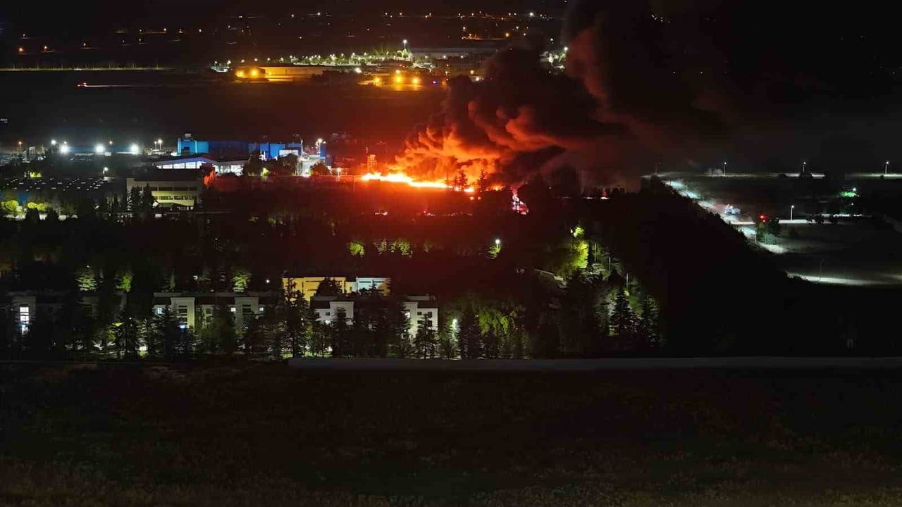 ESENTEPE MAHALLESİ'NDE FAALİYET GÖSTEREN FABRİKADA ÇIKAN YANGINA ÇOK SAYIDA EKİBİN MÜDAHALESİ...
