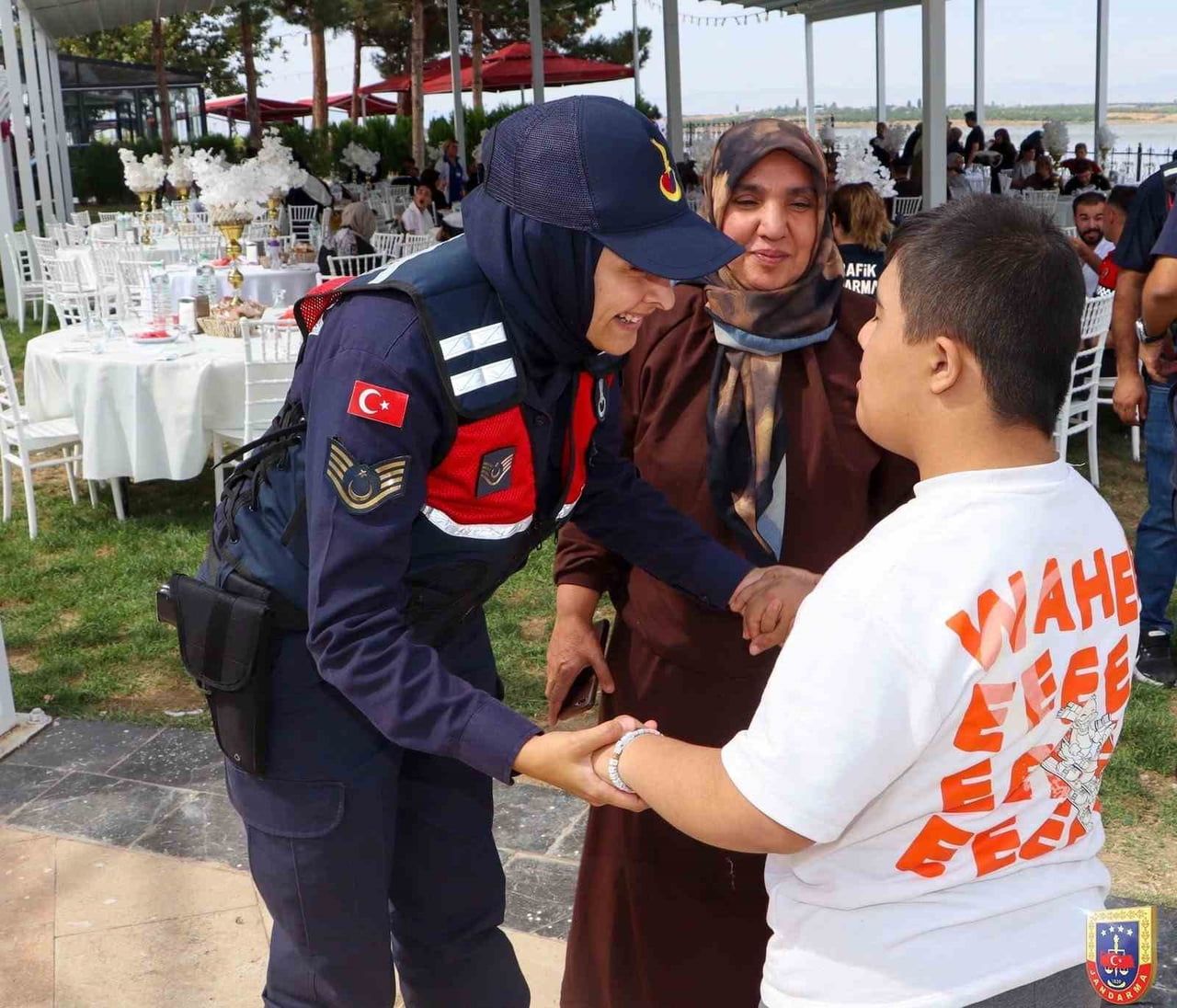 JANDARMA PERSONELİ ÖZEL ÇOCUKLARLA BİR ARAYA GELDİ