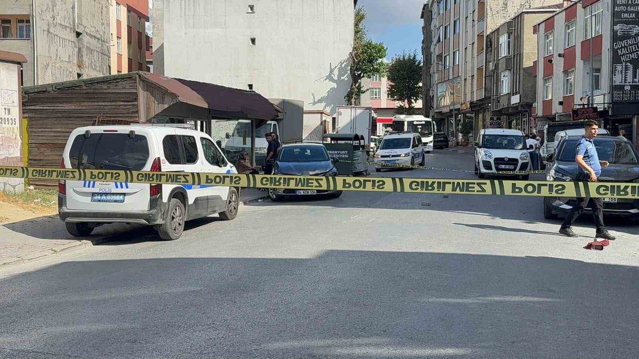 İSTANBUL ESENYURT’TA KİMLİĞİ BELİRSİZ BİR ŞAHIS, SOKAK ORTASINDA 2 GENCE SİLAHLI SALDIRI...